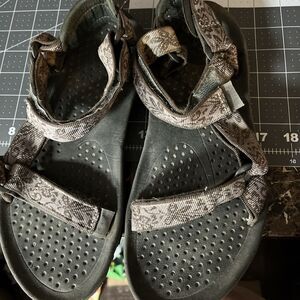 Teva Women's Hurricane Burgundy /pink￼Hiking Sport Sandal Size 7